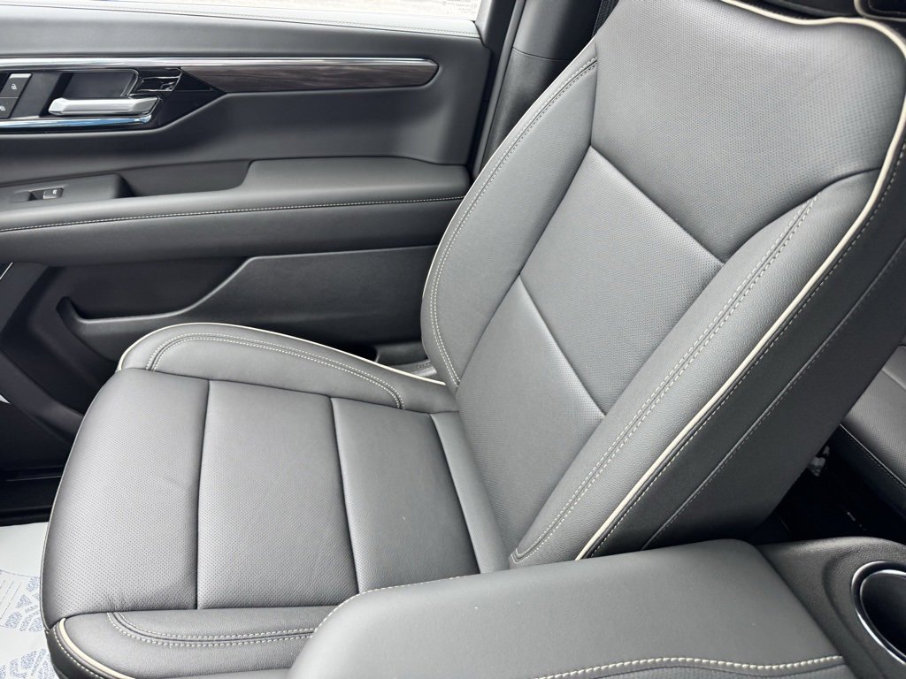 New 2025 Chevrolet Suburban Premier image 28