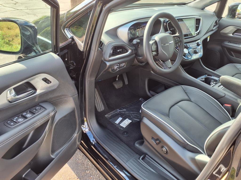 New 2026 Chrysler Pacifica Limited image 6