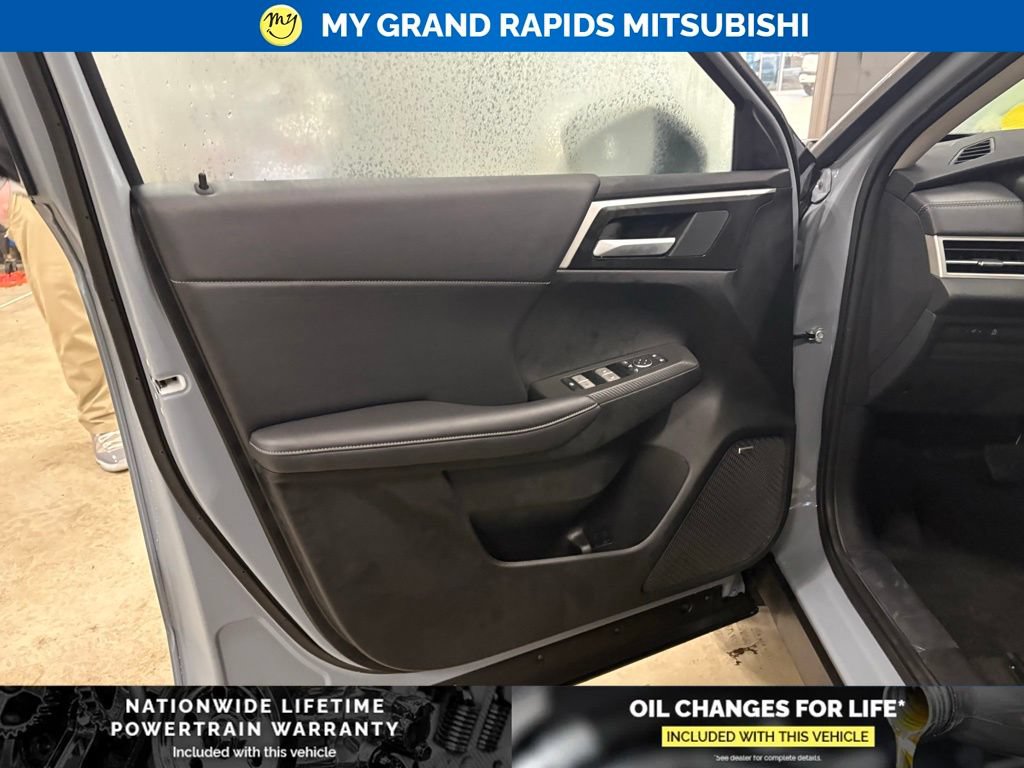 New 2026 Mitsubishi Outlander AWD image 9