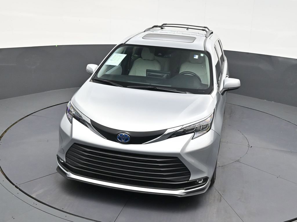 Used 2025 Toyota Sienna XLE image 19