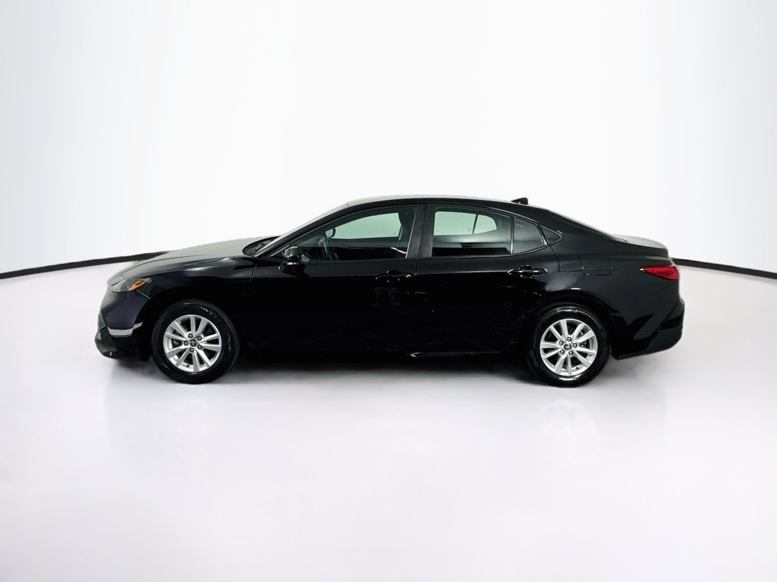 Used 2025 Toyota Camry LE FWD image 4