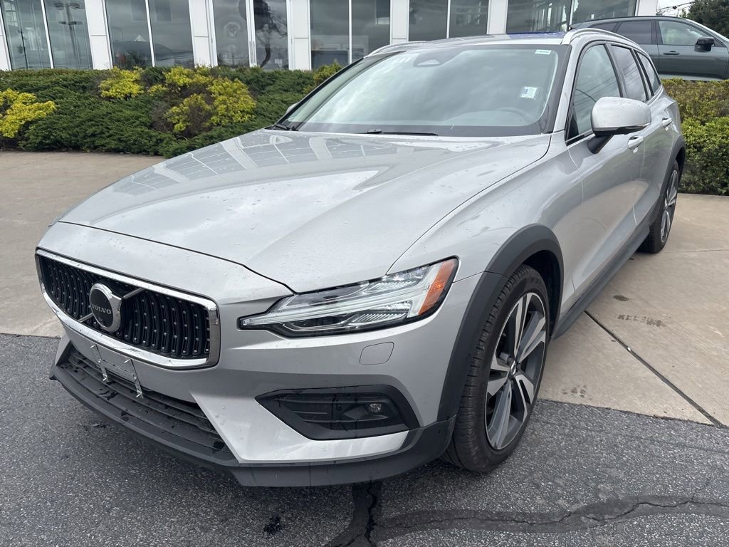 Used 2025 Volvo V60 B5 Cross Country Plus AWD/4WD image 2