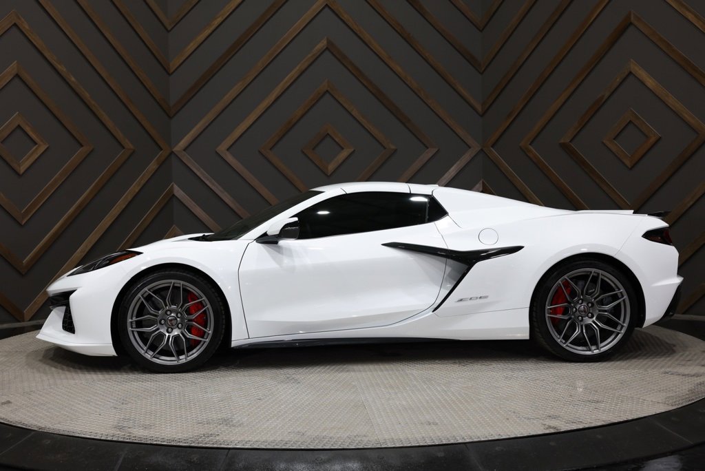 Used 2025 Chevrolet Corvette Z06 image 3
