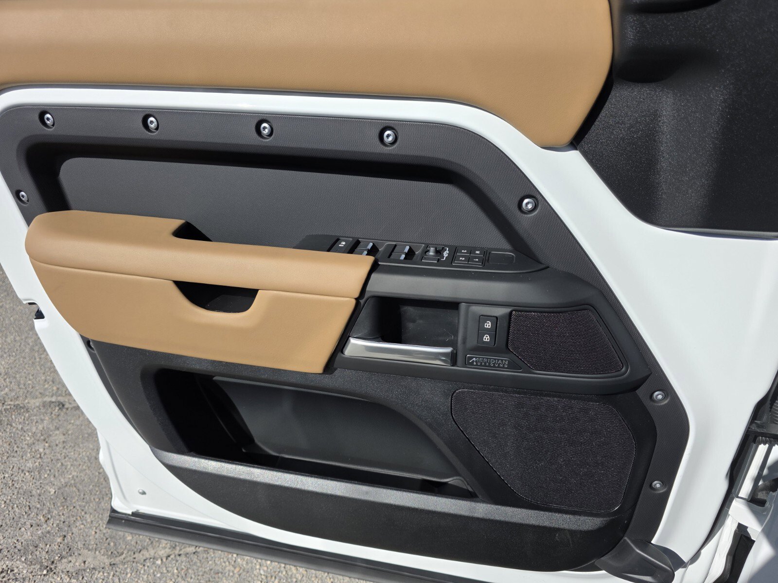 New 2026 Land Rover Defender 110 X-Dynamic SE image 18