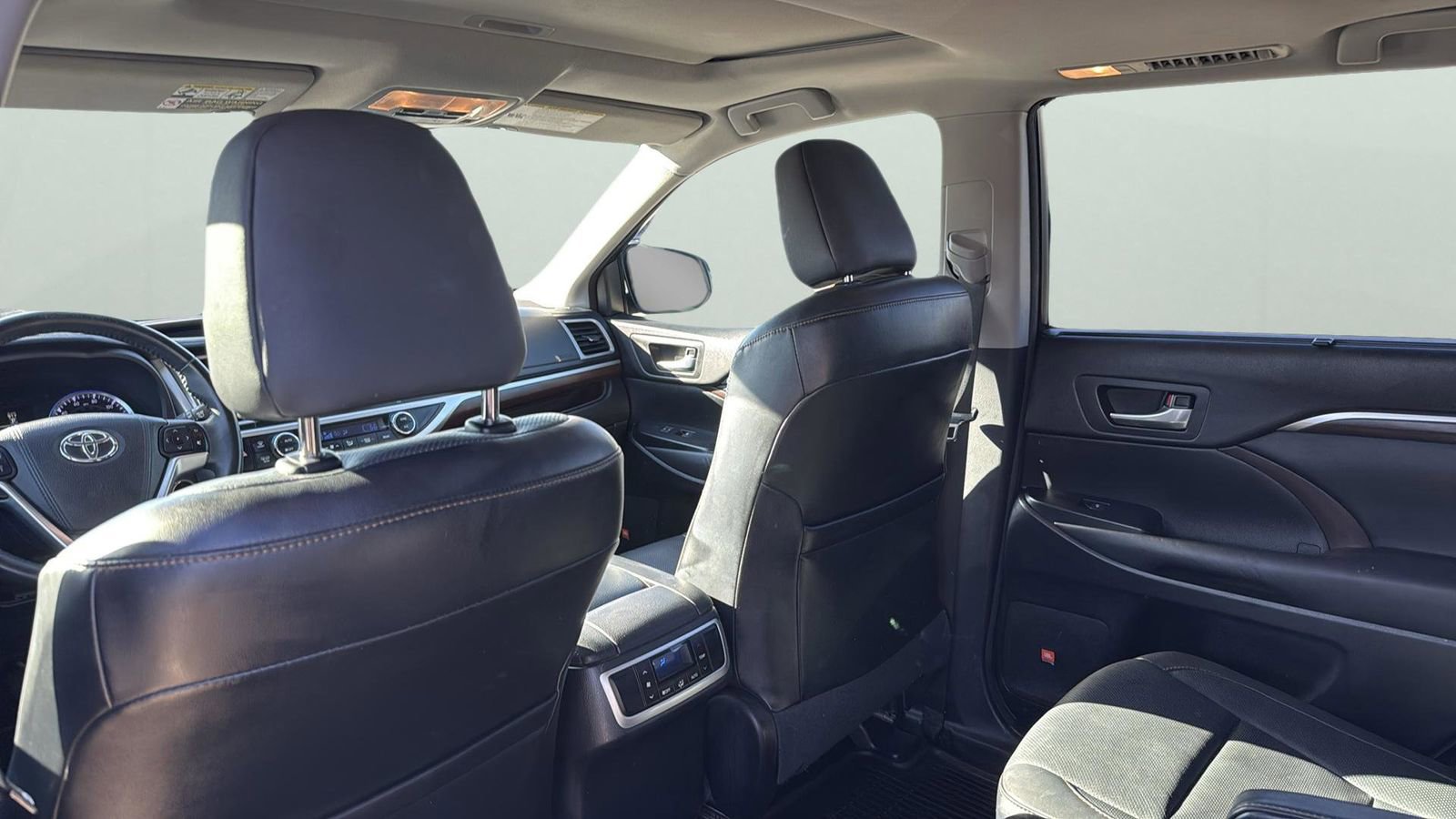 Used 2015 Toyota Highlander Limited image 29