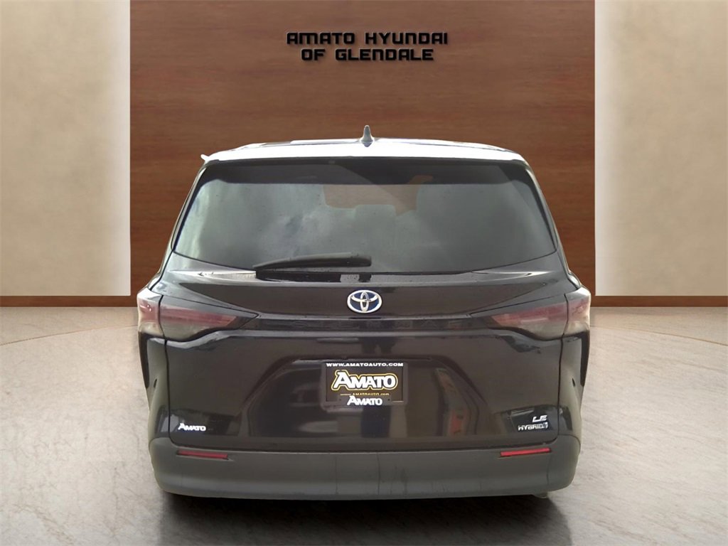 Used 2023 Toyota Sienna LE image 5