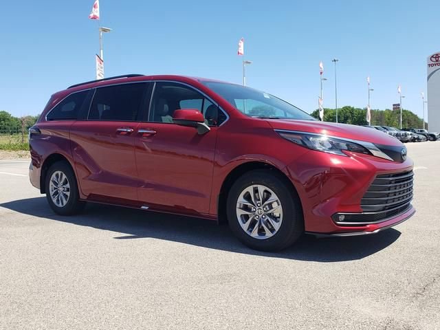 New 2026 Toyota Sienna XLE FWD image 3