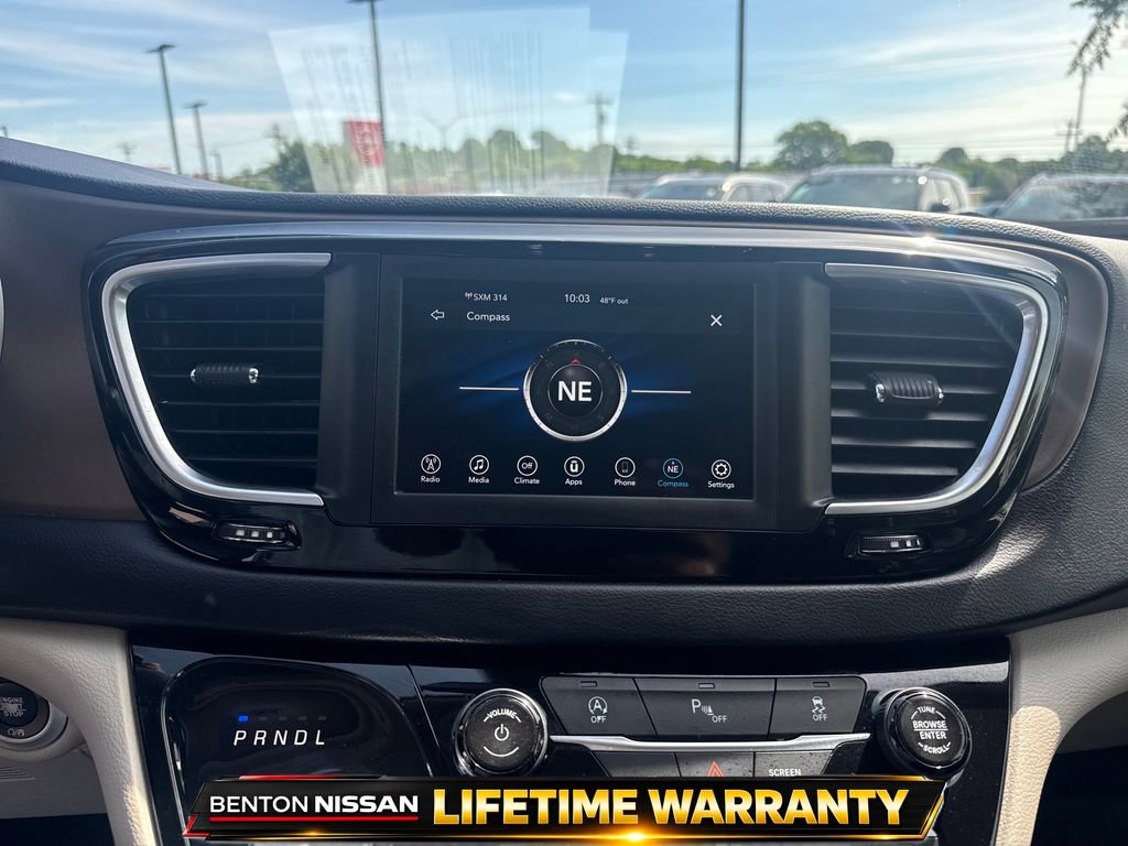 Used 2018 Chrysler Pacifica Touring Plus w/ Tire & Wheel Group FWD image 18