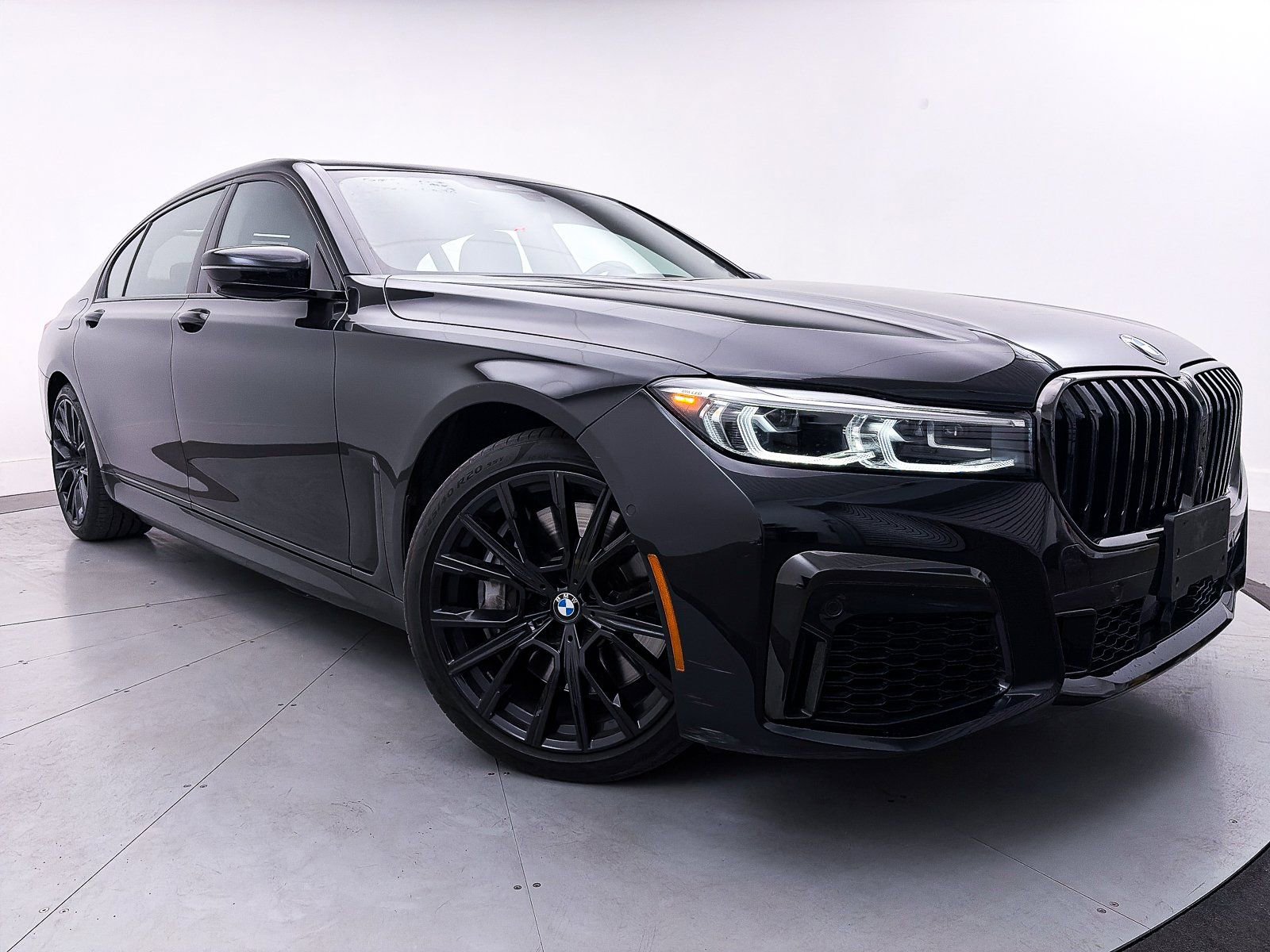 Used 2022 BMW 750i xDrive w/ Luxury Rear Seating Package image 2