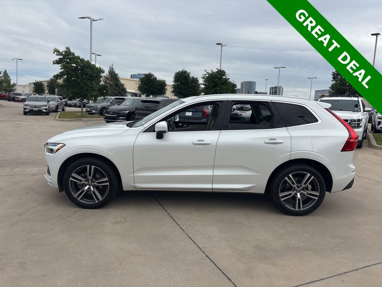 Used 2021 Volvo XC60 T5 Momentum w/ Premium Package image 8