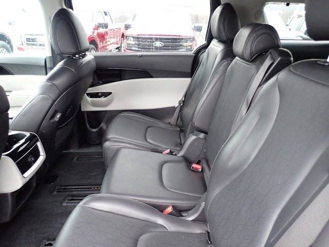 Used 2024 Kia Carnival EX image 17