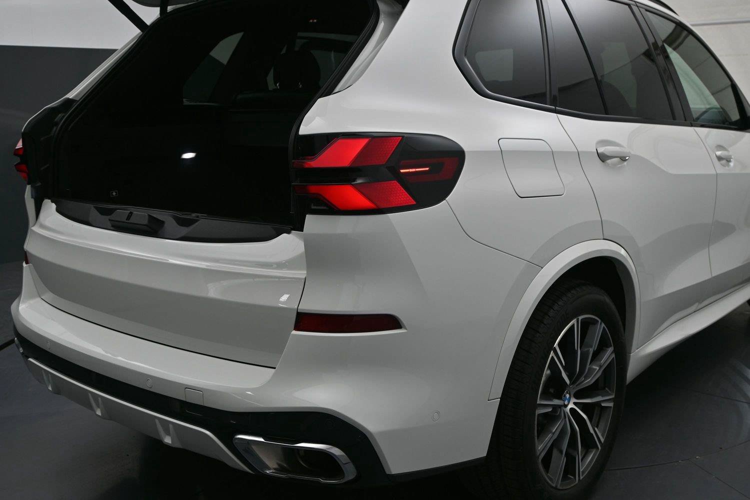 Used 2024 BMW X5 xDrive40i w/ M Sport Package AWD/4WD image 17
