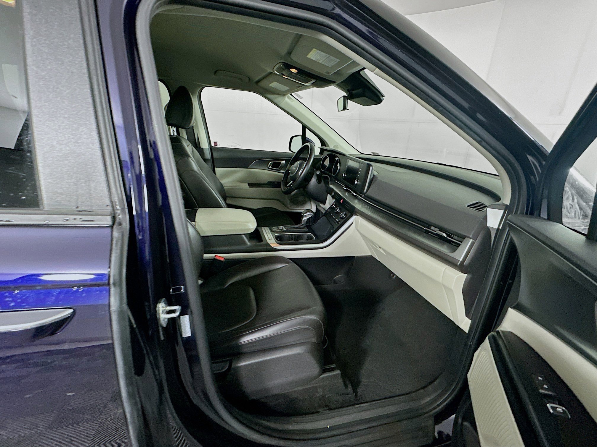 Used 2024 Kia Carnival LX image 30