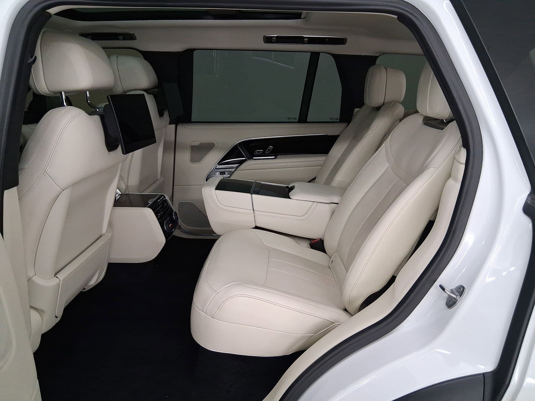 Certified 2023 Land Rover Range Rover Long Wheelbase Autobiography image 12