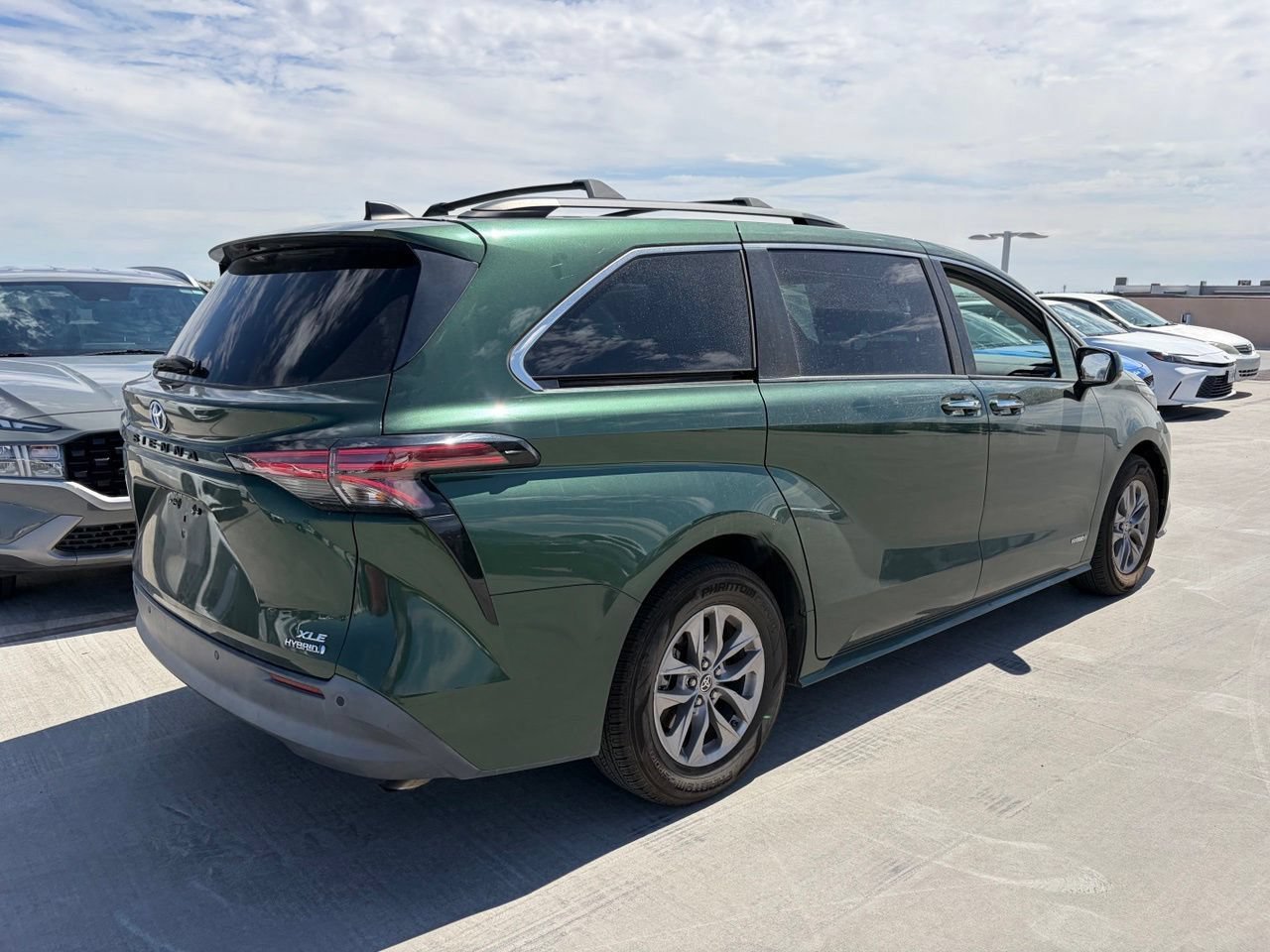 Used 2021 Toyota Sienna XLE FWD image 2