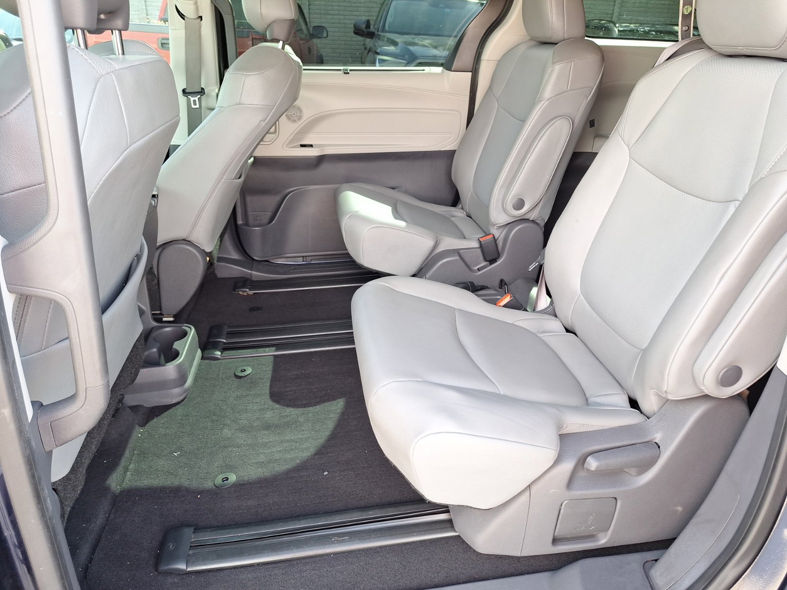 Used 2021 Toyota Sienna XLE FWD image 29