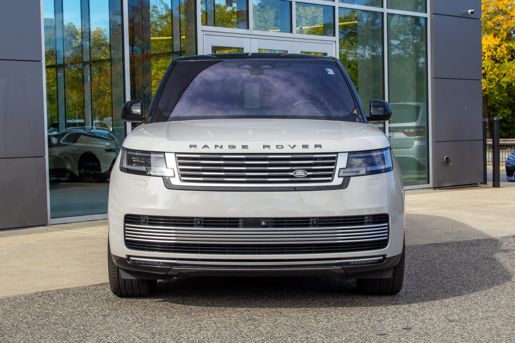 Used 2023 Land Rover Range Rover SV AWD/4WD image 2