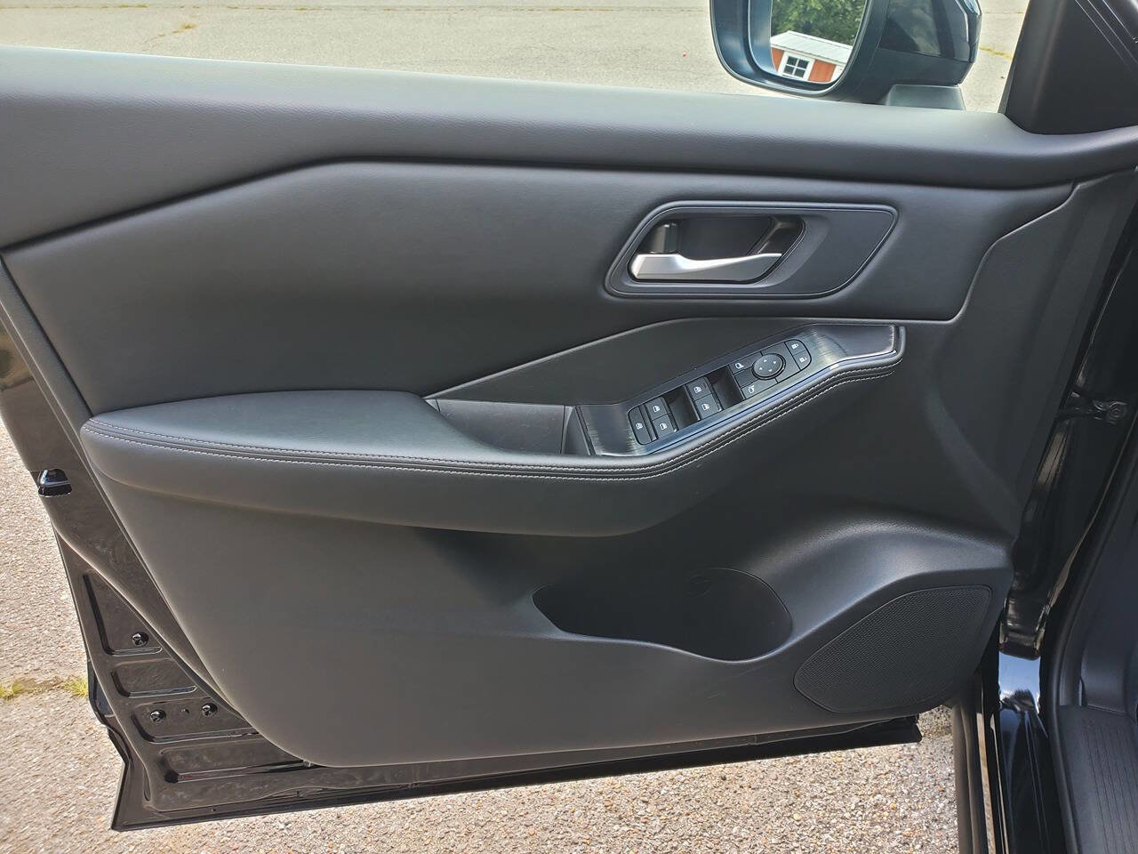 Used 2024 Nissan Rogue SV image 8