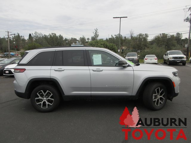 Used 2024 Jeep Grand Cherokee Limited image 3