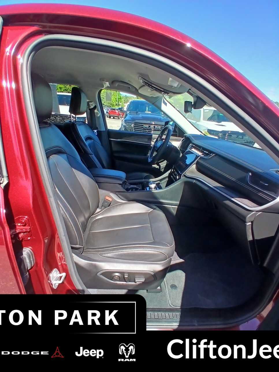Certified 2023 Jeep Grand Cherokee Limited AWD/4WD image 17