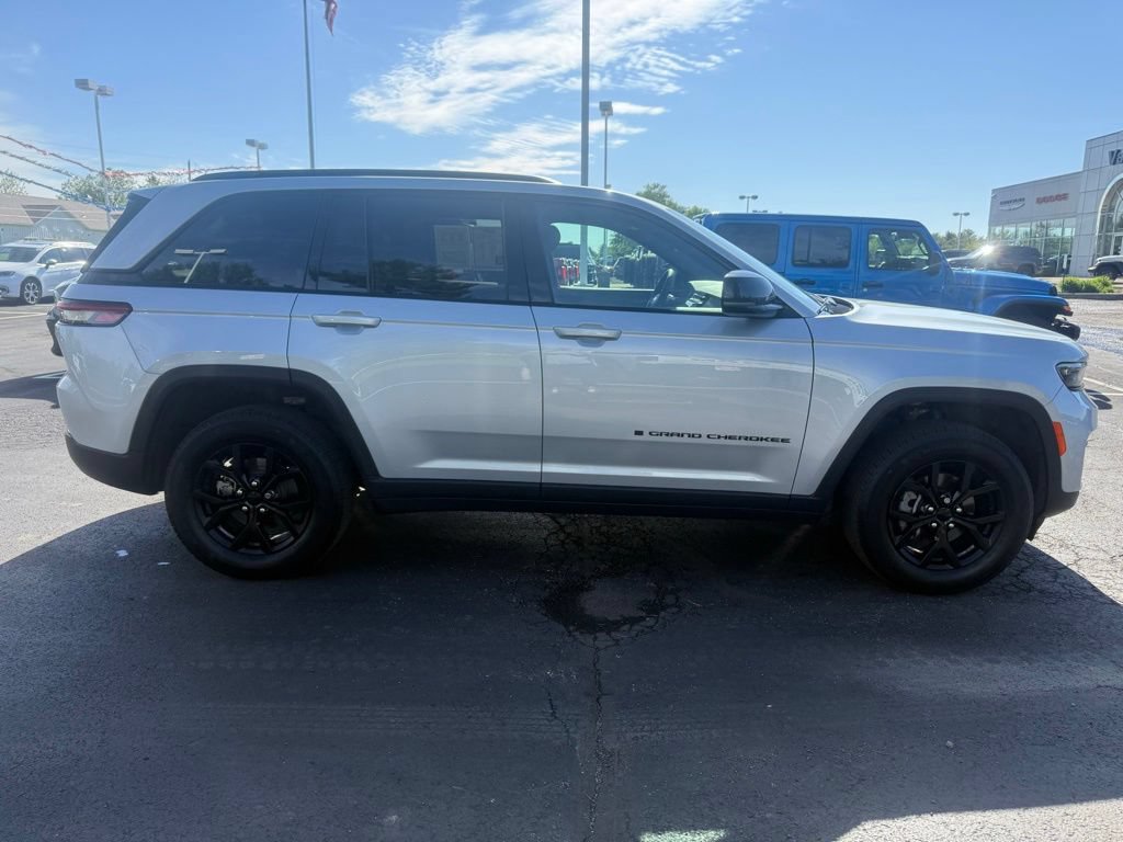 Used 2024 Jeep Grand Cherokee Altitude AWD/4WD image 8