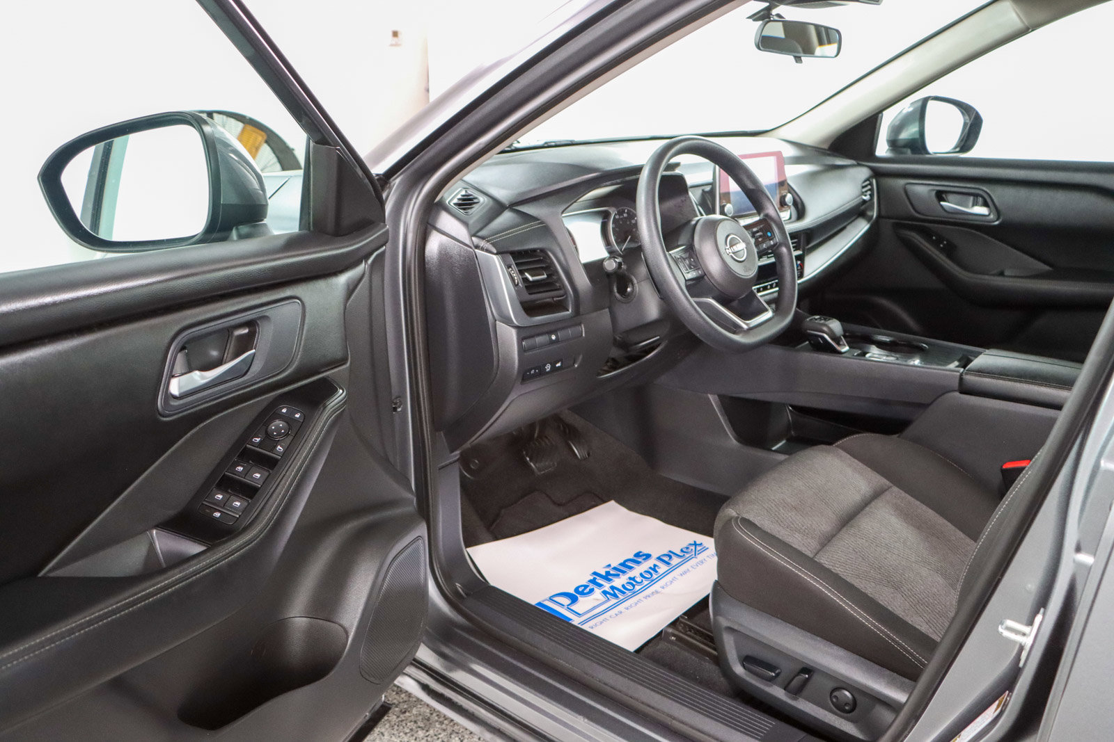 Used 2024 Nissan Rogue SV image 3