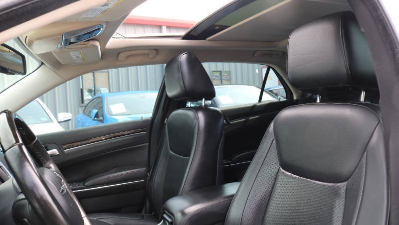 Used 2017 Chrysler 300 C RWD image 8