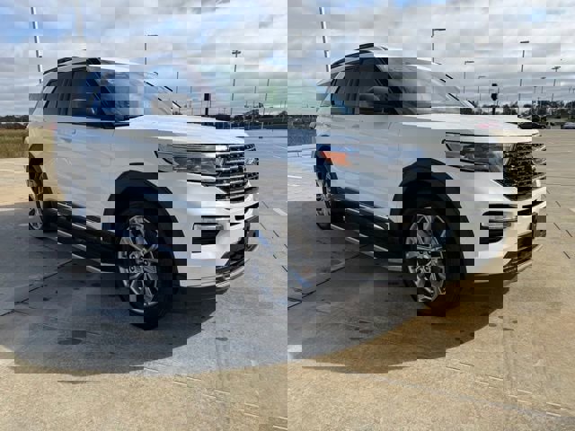 Used 2022 Ford Explorer XLT w/ Equipment Group 202A image 7