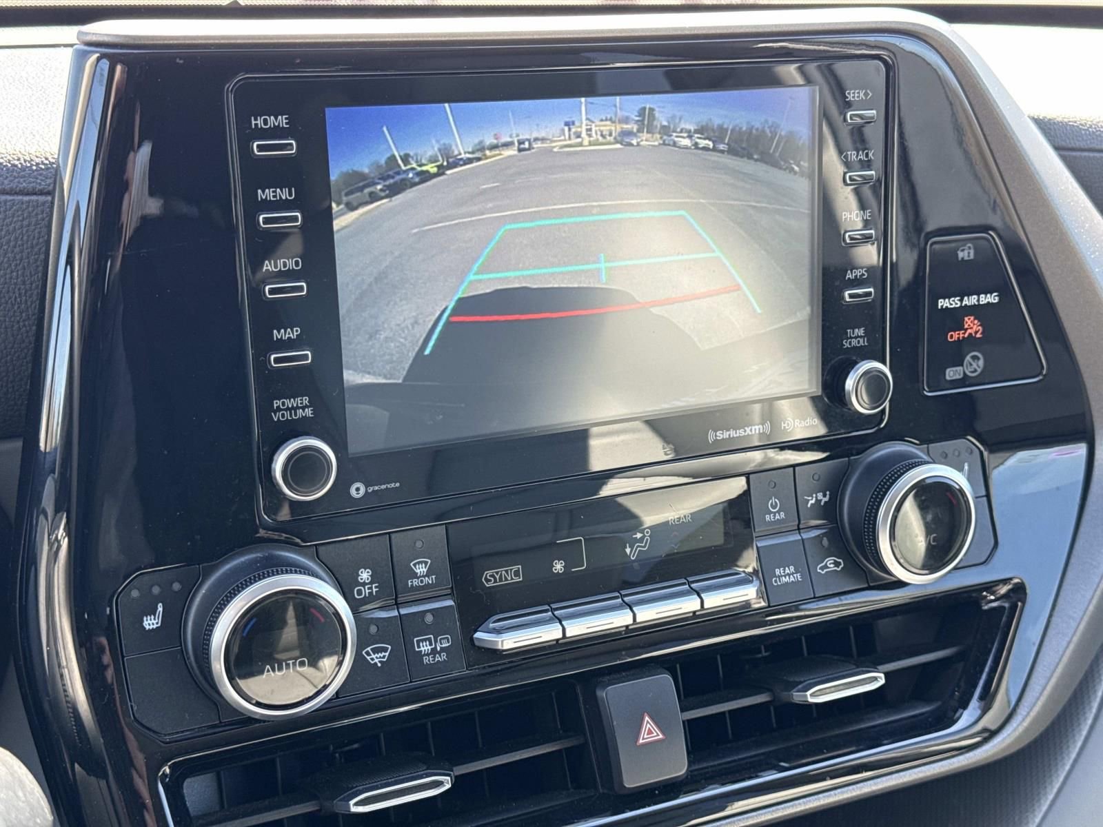 Used 2020 Toyota Highlander XLE AWD/4WD image 11