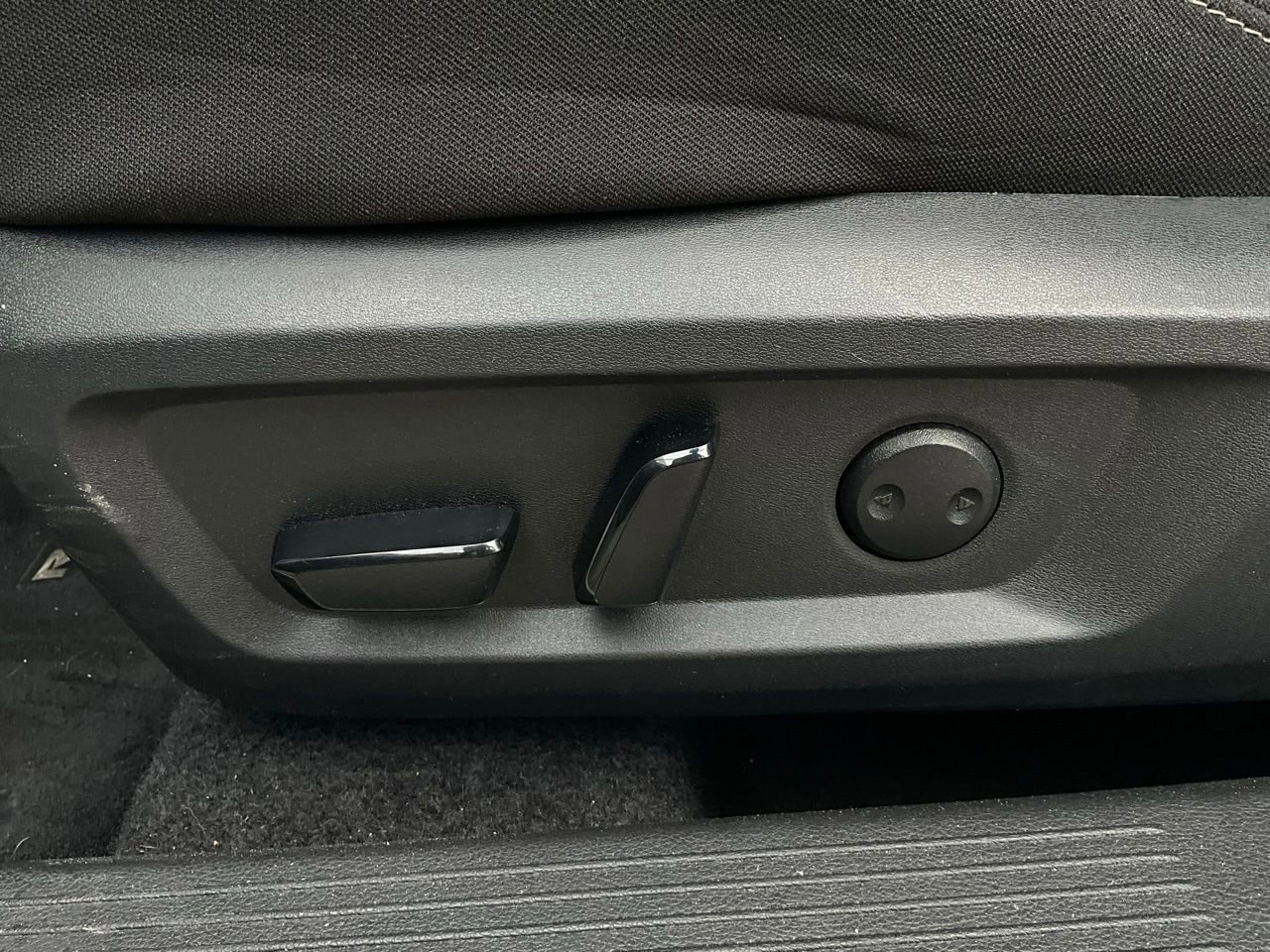 Used 2025 Nissan Rogue SV FWD image 11