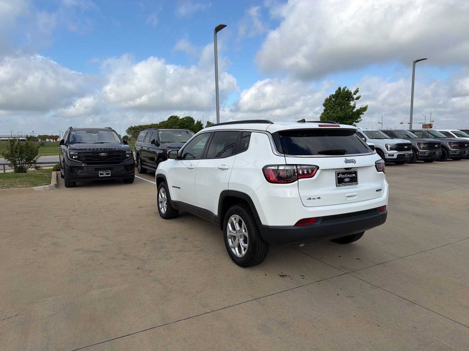 Used 2024 Jeep Compass Latitude image 3