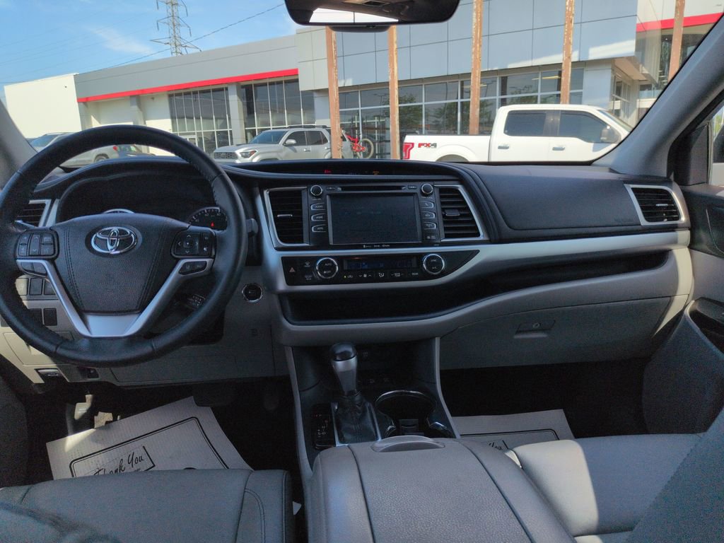 Used 2018 Toyota Highlander XLE AWD/4WD image 12