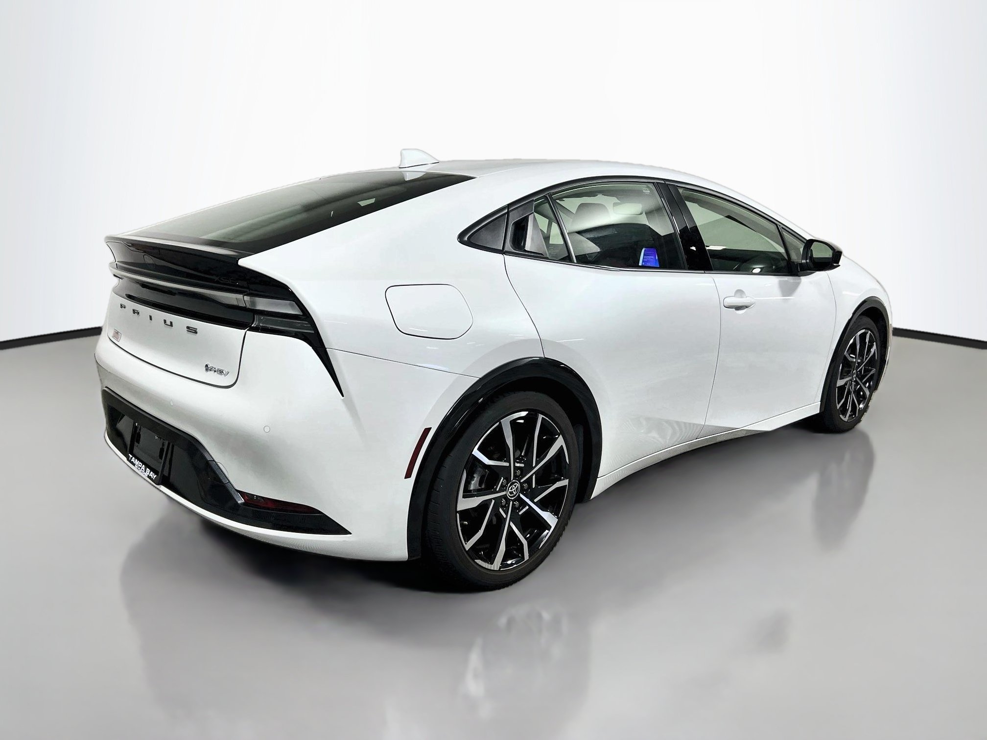 Used 2025 Toyota Prius Plug-In Hybrid FWD image 4