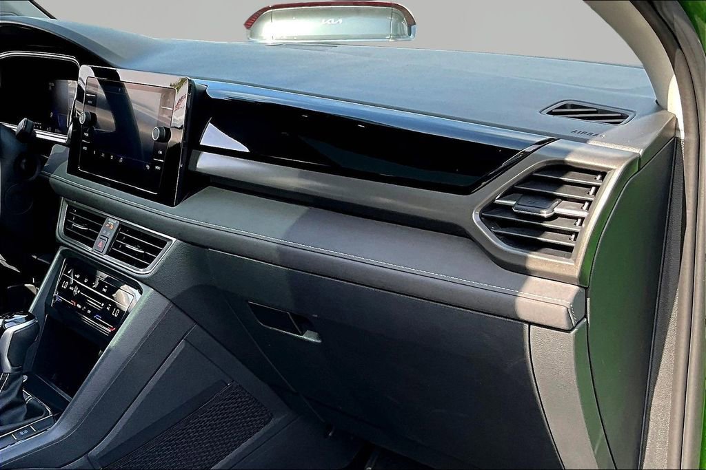 Used 2025 Volkswagen Taos SE image 24