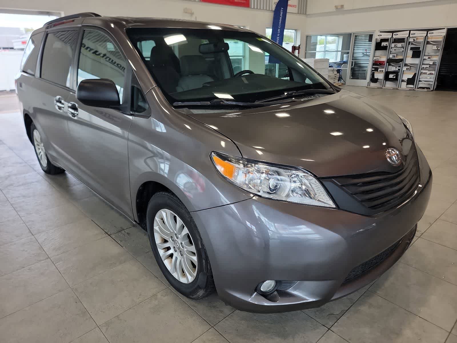 Used 2016 Toyota Sienna XLE FWD image 5