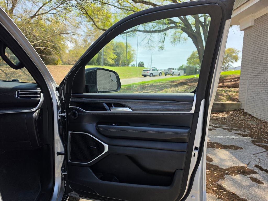 Used 2024 Jeep Wagoneer L Series II image 48