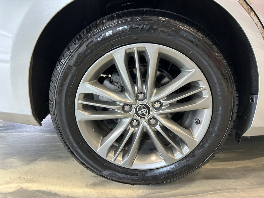 Used 2015 Toyota Camry SE FWD image 19