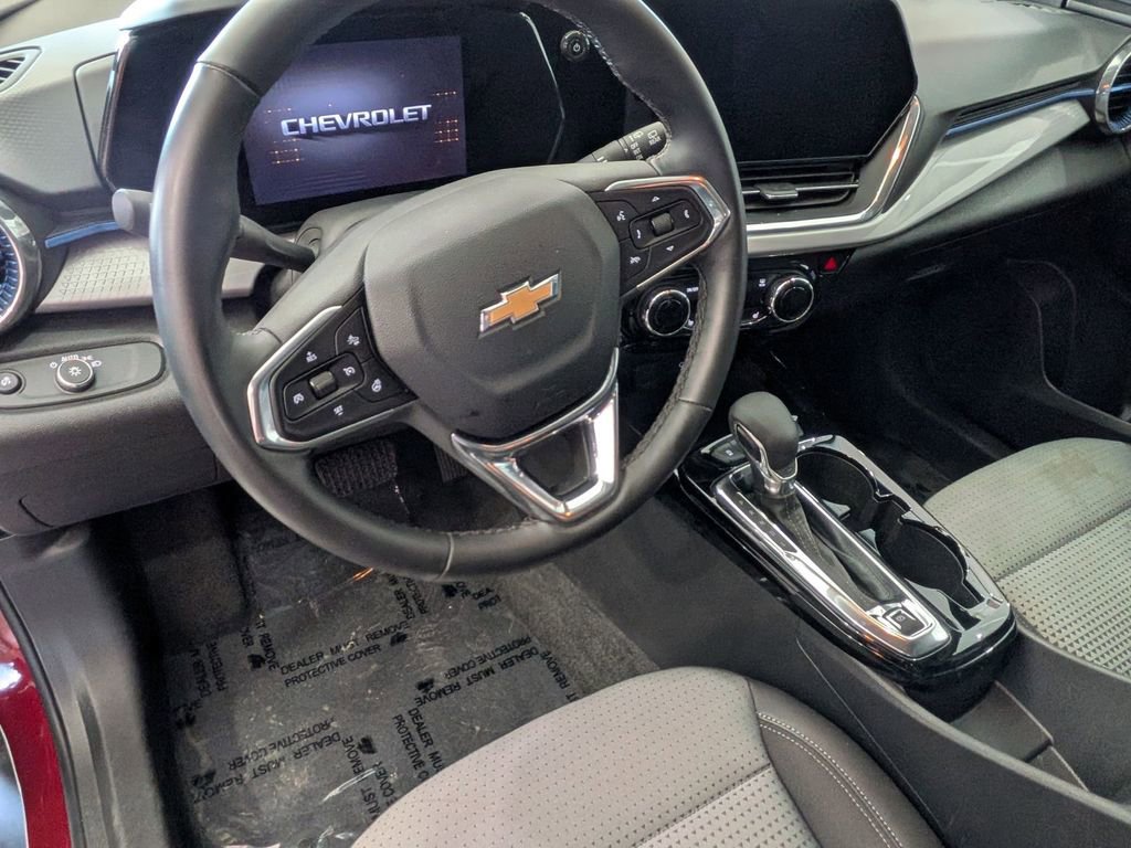 Used 2025 Chevrolet Trax LT w/ LT Convenience Package image 13