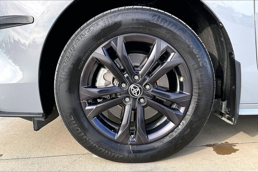 Used 2024 Toyota Sienna XLE Woodland Edition image 9