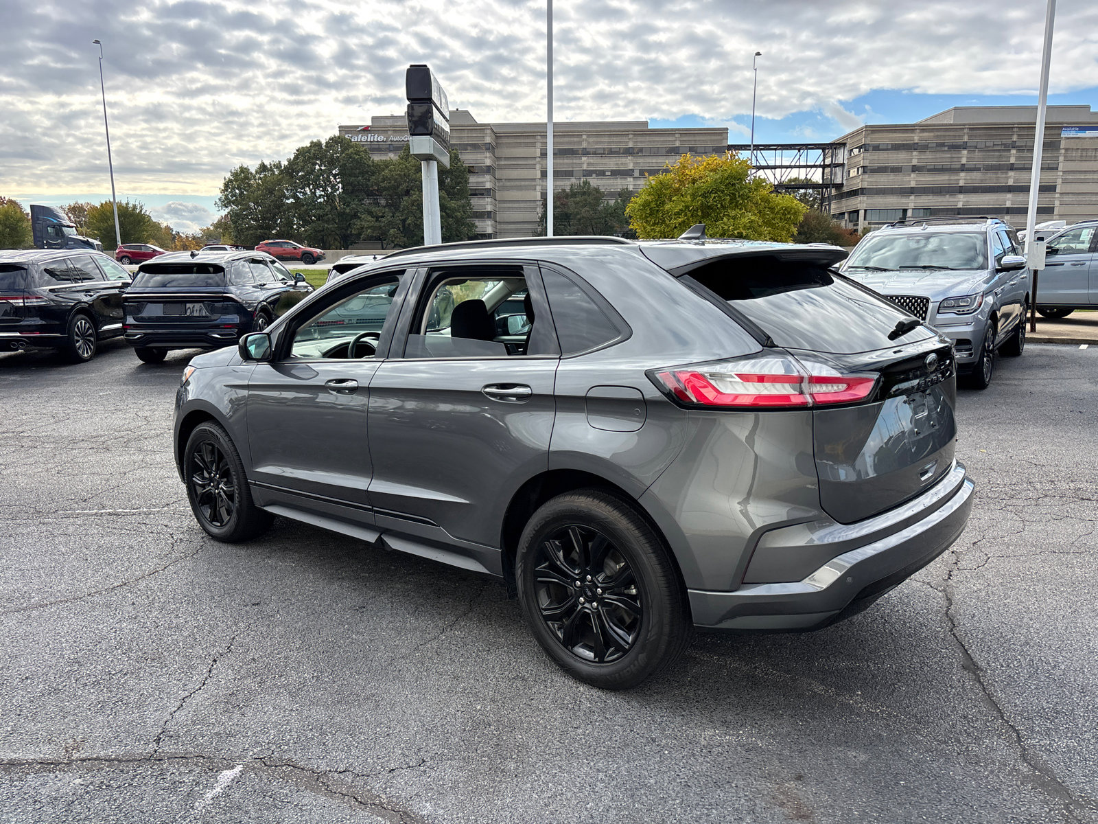 Used 2023 Ford Edge SE w/ Black Appearance Package image 5