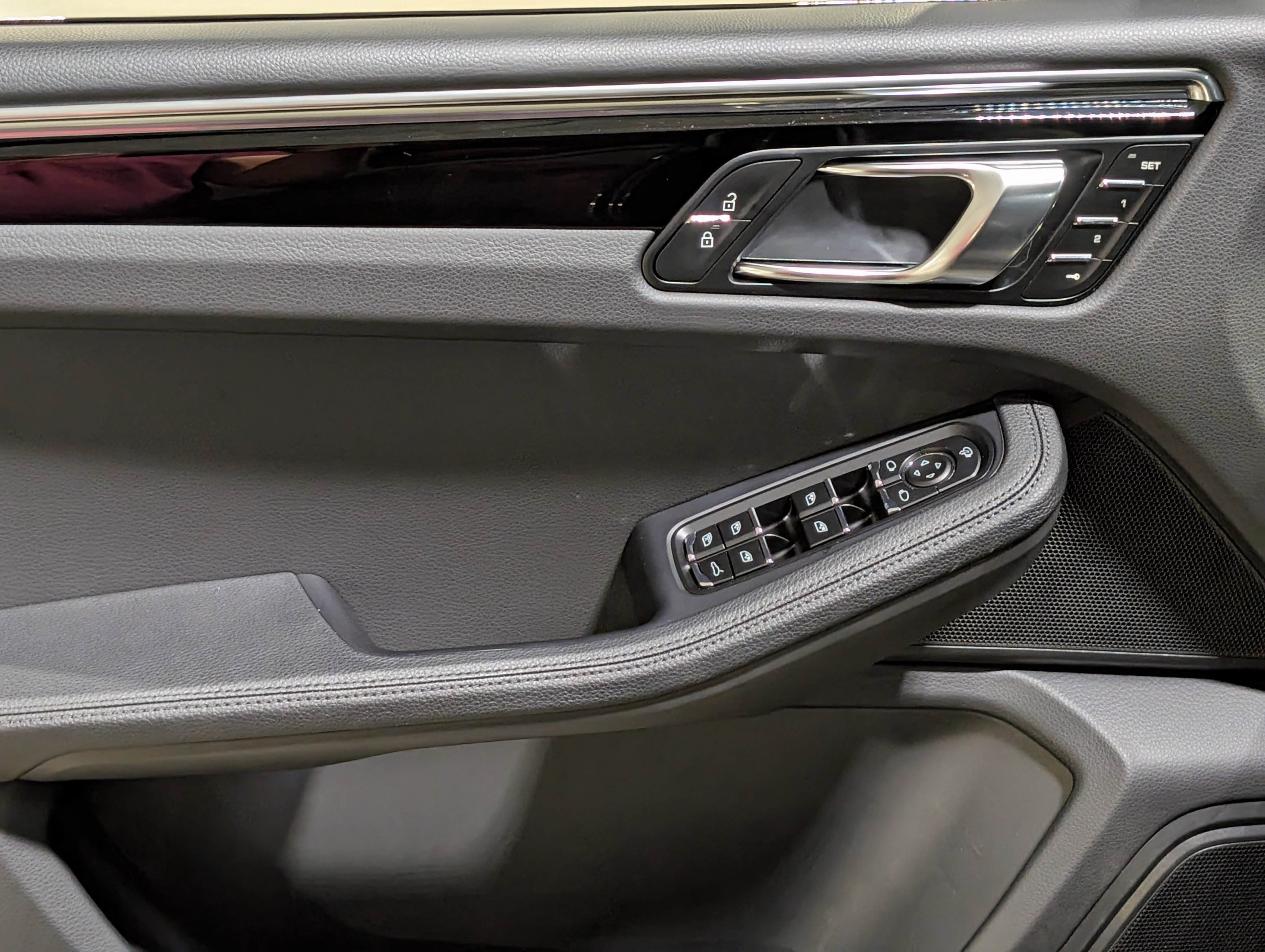 Certified 2025 Porsche Macan image 17