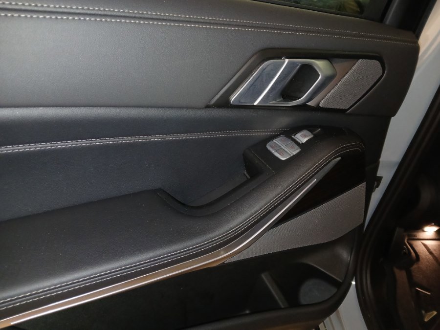 Used 2024 BMW X7 xDrive40i w/ M Sport Package image 28