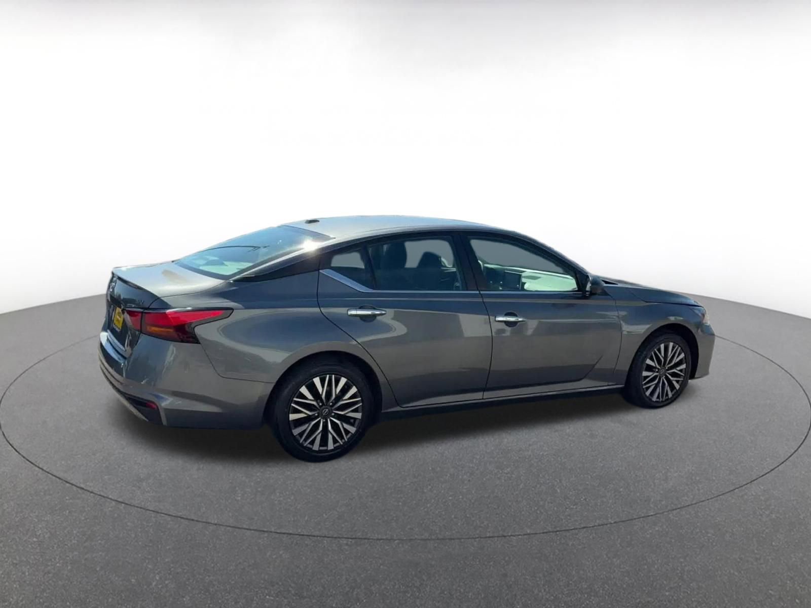 Used 2024 Nissan Altima 2.5 SV FWD image 15