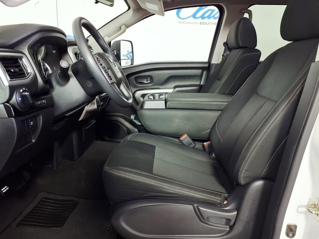 Used 2018 Nissan Titan SV image 9