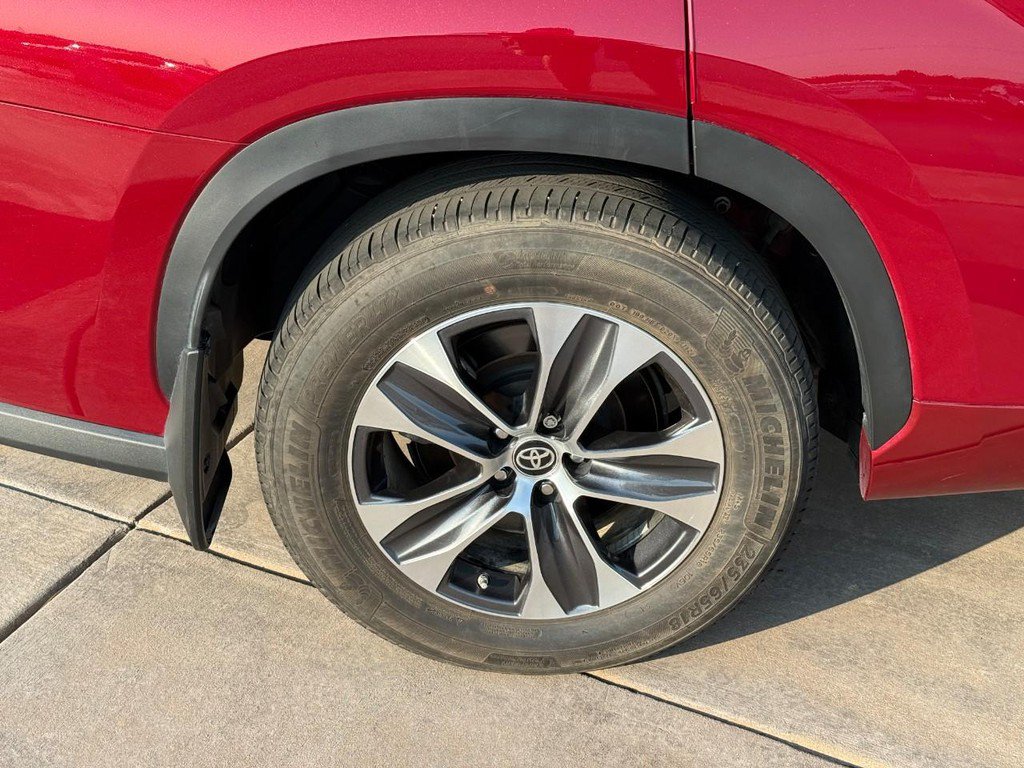 Certified 2024 Toyota Highlander XLE AWD/4WD image 7