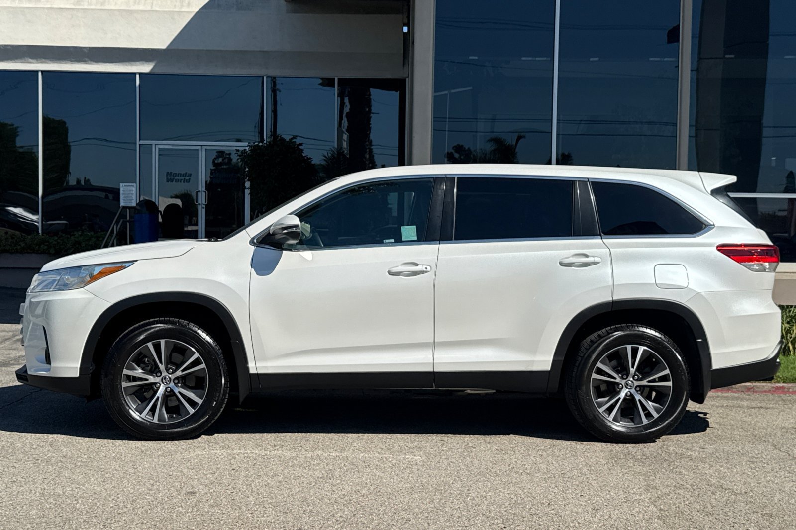 Used 2019 Toyota Highlander LE FWD image 7