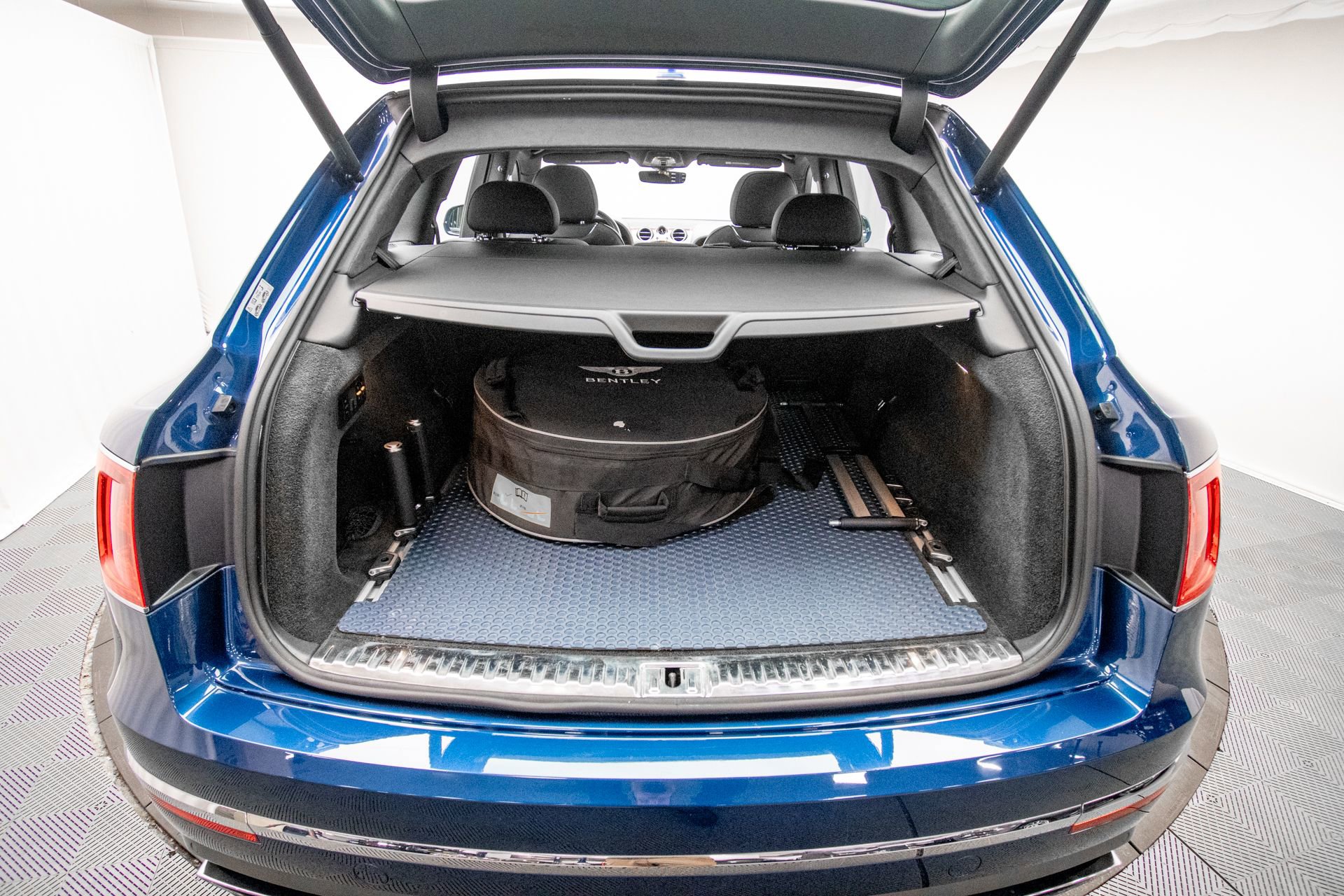 Used 2018 Bentley Bentayga Activity image 42