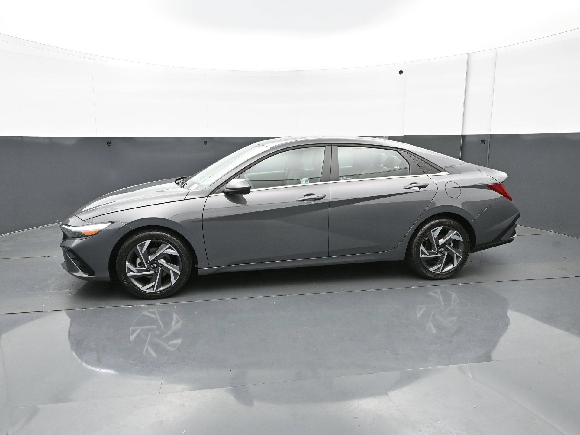 Used 2025 Hyundai Elantra SEL FWD image 3
