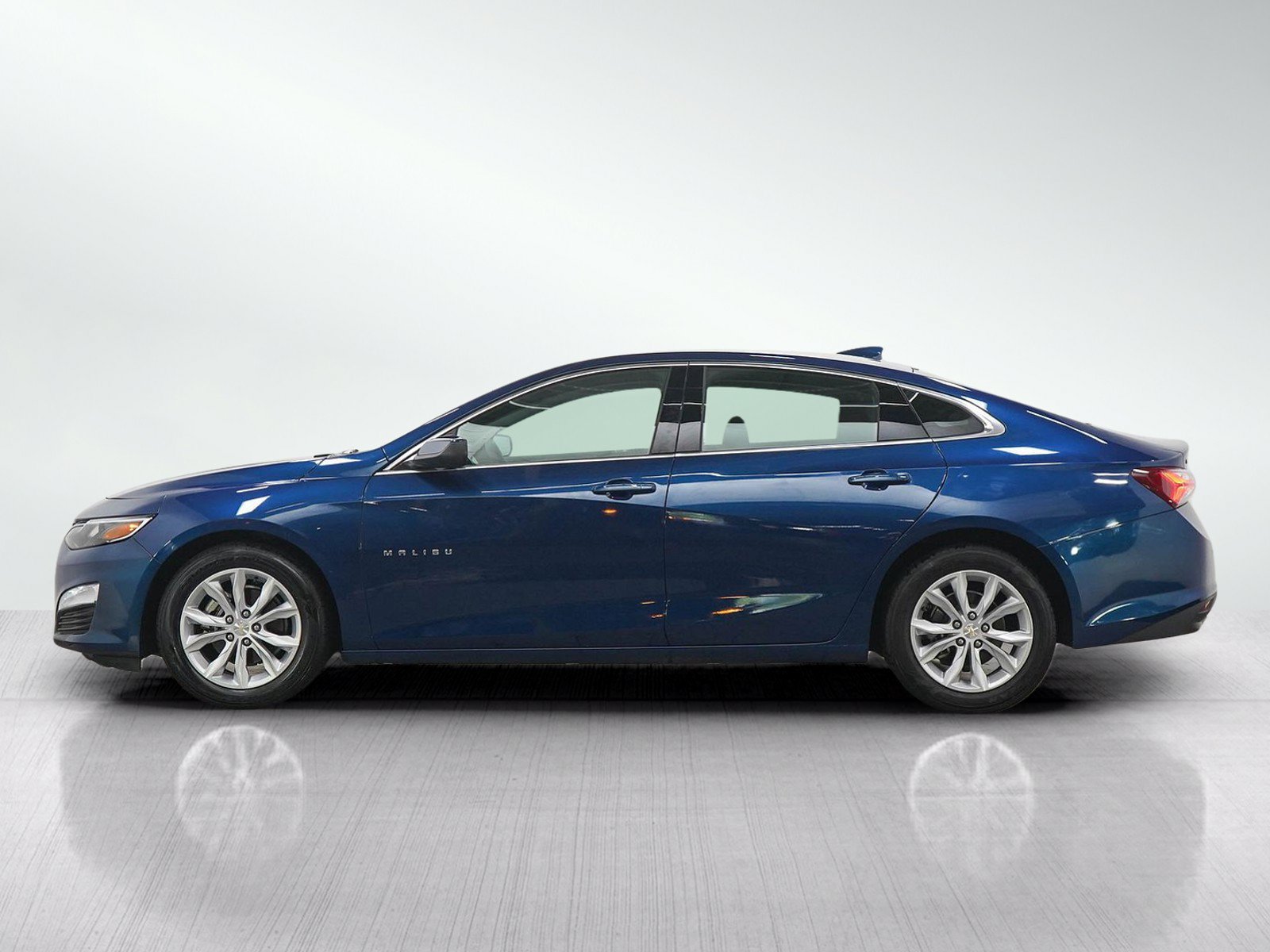 Used 2019 Chevrolet Malibu LT w/ Driver Confidence Package II FWD image 2