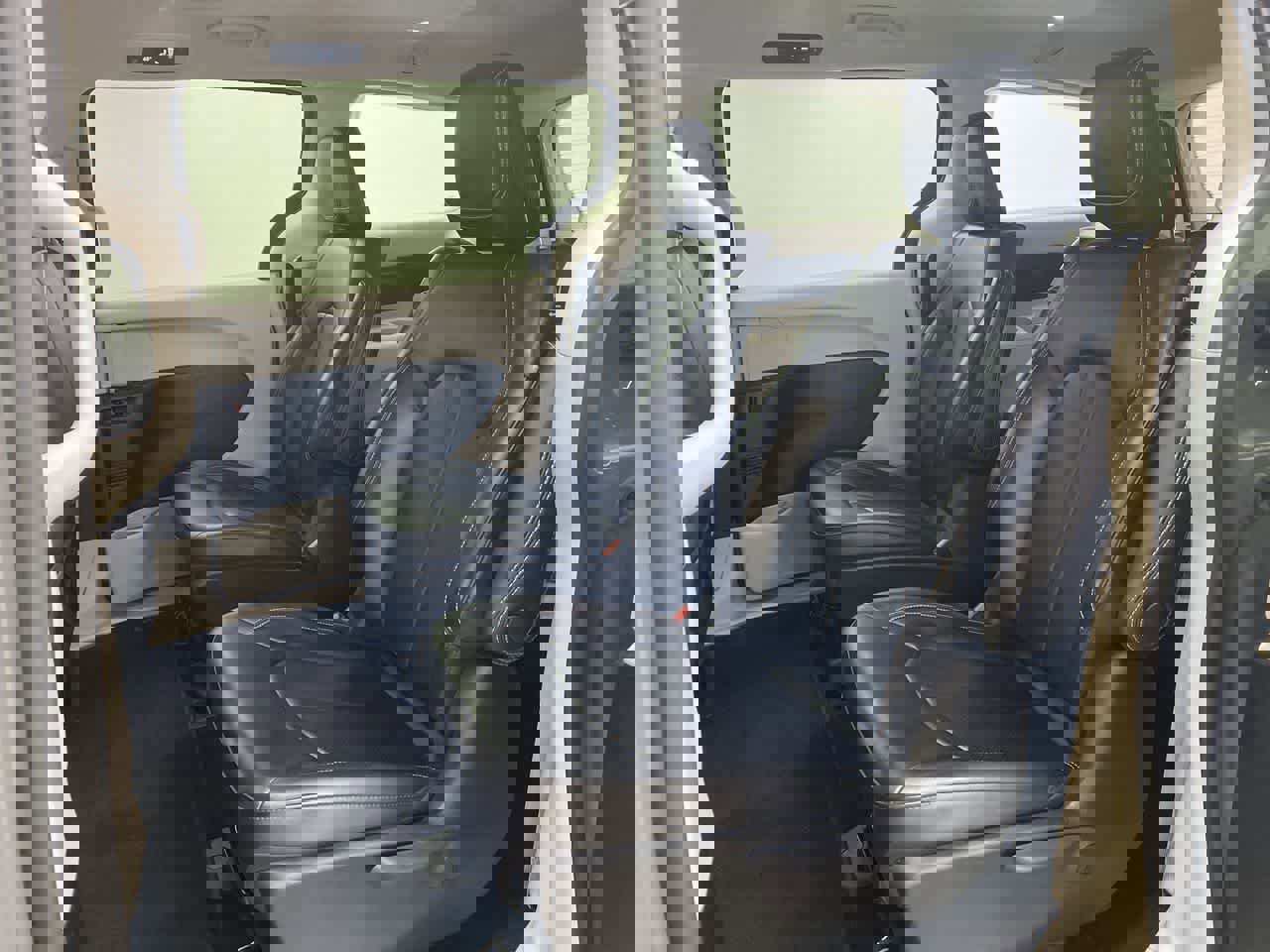 Used 2023 Chrysler Pacifica Touring-L image 15